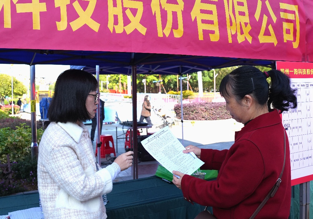 圖4:11月29日,融安縣2024年粵桂協作暨高校畢業生專場招聘會現場,工作人員向求職者開展職業介紹(徐輝 攝)_副本.jpg